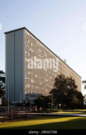 Sur le terrain de l'université, un grand bâtiment se dresse bien en vue, attirant l'attention et tenant de l'importance dans l'environnement du campus. Banque D'Images