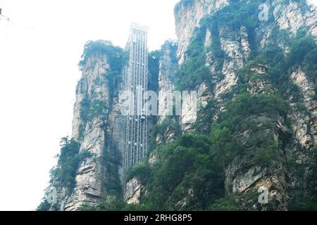 ZHANGJIAJIE, CHINE - 9 AOÛT 2023 - les touristes visitent la région pittoresque de Wulingyuan à Zhangjiajie, province du Hunan, Chine, le 9 août 2023. Banque D'Images