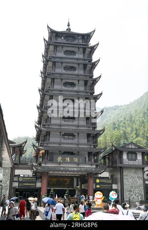 ZHANGJIAJIE, CHINE - 9 AOÛT 2023 - les touristes visitent la région pittoresque de Wulingyuan à Zhangjiajie, province du Hunan, Chine, le 9 août 2023. Banque D'Images