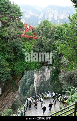 ZHANGJIAJIE, CHINE - 9 AOÛT 2023 - les touristes visitent la région pittoresque de Wulingyuan à Zhangjiajie, province du Hunan, Chine, le 9 août 2023. Banque D'Images