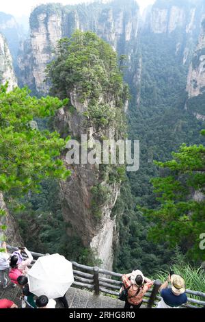 ZHANGJIAJIE, CHINE - 9 AOÛT 2023 - les touristes visitent la région pittoresque de Wulingyuan à Zhangjiajie, province du Hunan, Chine, le 9 août 2023. Banque D'Images