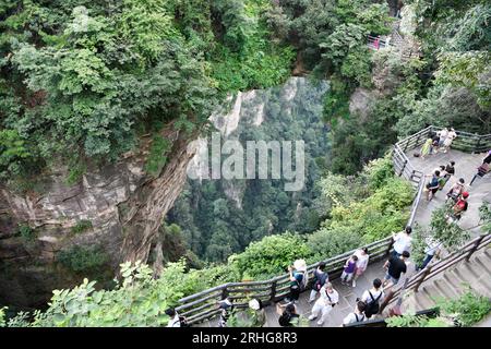 ZHANGJIAJIE, CHINE - 9 AOÛT 2023 - les touristes visitent la région pittoresque de Wulingyuan à Zhangjiajie, province du Hunan, Chine, le 9 août 2023. Banque D'Images