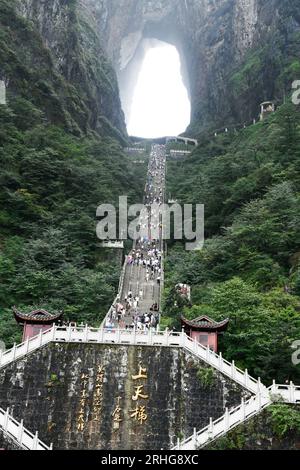 ZHANGJIAJIE, CHINE - 9 AOÛT 2023 - les touristes visitent le site pittoresque de la montagne Tianmen à Zhangjiajie, dans la province du Hunan en Chine centrale, le 9 août 2023. Banque D'Images