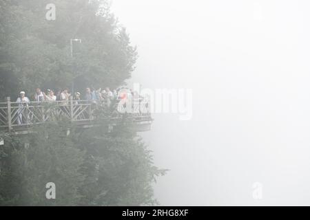 ZHANGJIAJIE, CHINE - 9 AOÛT 2023 - les touristes visitent le site pittoresque de la montagne Tianmen à Zhangjiajie, dans la province du Hunan en Chine centrale, le 9 août 2023. Banque D'Images