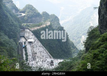 ZHANGJIAJIE, CHINE - 9 AOÛT 2023 - les touristes visitent le site pittoresque de la montagne Tianmen à Zhangjiajie, dans la province du Hunan en Chine centrale, le 9 août 2023. Banque D'Images