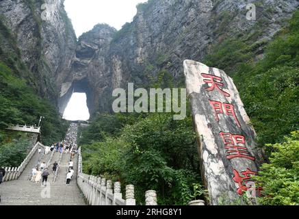 ZHANGJIAJIE, CHINE - 9 AOÛT 2023 - les touristes visitent le site pittoresque de la montagne Tianmen à Zhangjiajie, dans la province du Hunan en Chine centrale, le 9 août 2023. Banque D'Images