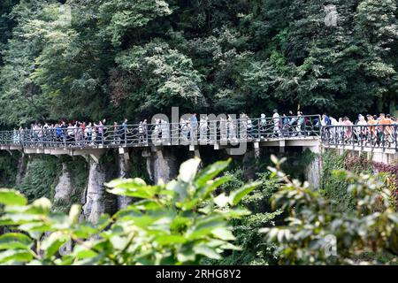 ZHANGJIAJIE, CHINE - 9 AOÛT 2023 - les touristes visitent le site pittoresque de la montagne Tianmen à Zhangjiajie, dans la province du Hunan en Chine centrale, le 9 août 2023. Banque D'Images