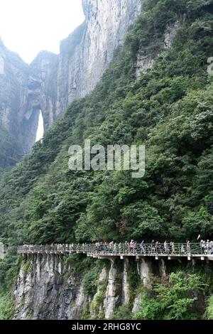 ZHANGJIAJIE, CHINE - 9 AOÛT 2023 - les touristes visitent le site pittoresque de la montagne Tianmen à Zhangjiajie, dans la province du Hunan en Chine centrale, le 9 août 2023. Banque D'Images