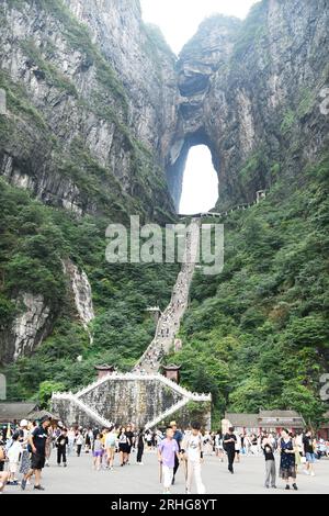 ZHANGJIAJIE, CHINE - 9 AOÛT 2023 - les touristes visitent le site pittoresque de la montagne Tianmen à Zhangjiajie, dans la province du Hunan en Chine centrale, le 9 août 2023. Banque D'Images