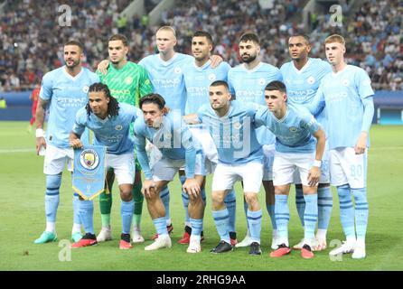 Pirée, Grèce. 16 août 2023. Les joueurs de Manchester City s'alignent avant le match de la Super coupe de l'UEFA 2023 entre Manchester City et Séville au Pirée, en Grèce, le 16 août 2023. Crédit : Panagiotis Moschandreou/Xinhua/Alamy Live News Banque D'Images