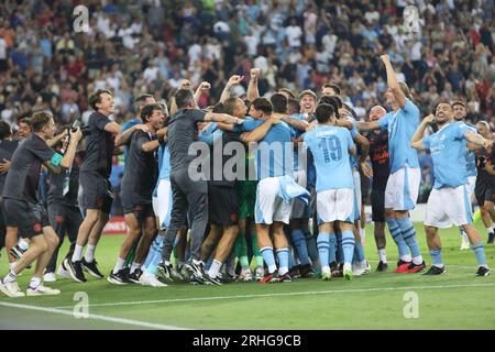 Pirée, Grèce. 16 août 2023. Les joueurs de Manchester City célèbrent après le match de Super coupe de l'UEFA 2023 entre Manchester City et Séville au Pirée, en Grèce, le 16 août 2023. Crédit : Panagiotis Moschandreou/Xinhua/Alamy Live News Banque D'Images