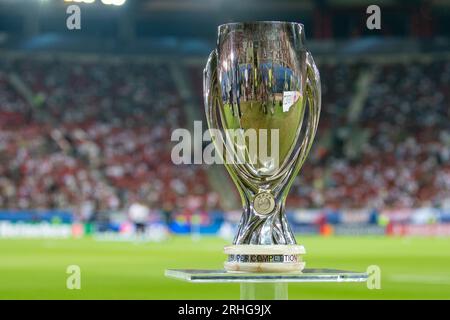 Pirée, Grèce. 16 août 2023. Le trophée de la Super coupe de l'UEFA lors du match de la finale de la Super coupe de l'UEFA 2023 entre Manchester City et le Sevilla FC au Stadio Georgios Karaiskakis au Pirée, en Grèce, le 16 août 2023 (photo Andrew SURMA/ crédit : SIPA USA/Alamy Live News Banque D'Images