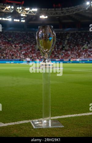 Pirée, Grèce. 16 août 2023. Le trophée de la Super coupe de l'UEFA lors du match de la finale de la Super coupe de l'UEFA 2023 entre Manchester City et le Sevilla FC au Stadio Georgios Karaiskakis au Pirée, en Grèce, le 16 août 2023 (photo Andrew SURMA/ crédit : SIPA USA/Alamy Live News Banque D'Images