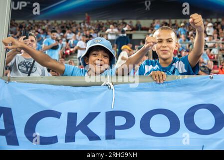 Pirée, Grèce. 16 août 2023. Les jeunes supporters de Manchester City lors de la finale de la Super coupe de l'UEFA 2023 entre Manchester City et le Sevilla FC au Stadio Georgios Karaiskakis au Pirée, Grèce, le 16 août 2023 (photo Andrew SURMA/ crédit : SIPA USA/Alamy Live News Banque D'Images