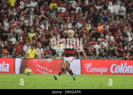 Rio de Janeiro, Brésil. 16 août 2023. RJ - RIO DE JANEIRO - 08/16/2023 - COPA DO BRASIL 2023, FLAMENGO X GREMIO - de Arrascaeta joueur de Flamengo lors d'un match contre Gremio au stade Maracana pour le championnat de Copa do Brasil 2023. Photo : Thiago Ribeiro/AGIF crédit : AGIF/Alamy Live News Banque D'Images