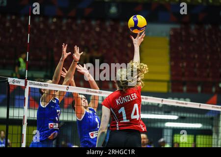 Monza, Italie. 16 août 2023. Laura Kunzler #14 de Suisse vue en action lors du match de volleyball féminin de la finale de la poule B de la CEV EuroVolley 2023 entre la Suisse et la Bosnie-Herzégovine à l'Arena di Monza. Suisse 2 - 3 Bosnie-Herzégovine(25-16, 15-25, 25-23, 17-25, 15-17) (photo de Fabrizio Carabelli/SOPA Images/Sipa USA) crédit : SIPA USA/Alamy Live News Banque D'Images