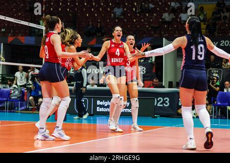 Monza, Italie. 16 août 2023. Les joueuses croates célèbrent lors du match de volleyball féminin de la finale de la poule B de la CEV EuroVolley 2023 entre la Bulgarie et la Croatie à l'Arena di Monza. Bulgarie 3 - 1 Croatie(23-25, 25-23, 25-20, 25-18) (photo de Fabrizio Carabelli/SOPA Images/Sipa USA) crédit : SIPA USA/Alamy Live News Banque D'Images