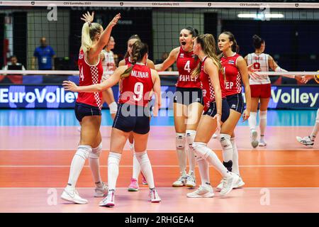 Monza, Italie. 16 août 2023. Les joueuses croates célèbrent lors du match de volleyball féminin de la finale de la poule B de la CEV EuroVolley 2023 entre la Bulgarie et la Croatie à l'Arena di Monza. Bulgarie 3 - 1 Croatie(23-25, 25-23, 25-20, 25-18) crédit : SOPA Images Limited/Alamy Live News Banque D'Images