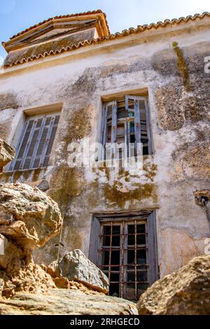 Les vieux bâtiments grecs usés par les intempéries - murs fissurés et peinture écaillée, décomposition, créent une image charmante et pittoresque d'un moment dans le temps sur l'île de Tinos Banque D'Images