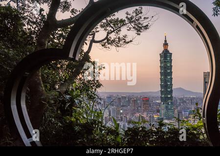 Taipei, Taiwan - 7 mars 2023 : le magnifique coucher de soleil de Taipei, Taiwan City Skyline dans une statue en forme de cœur. Banque D'Images