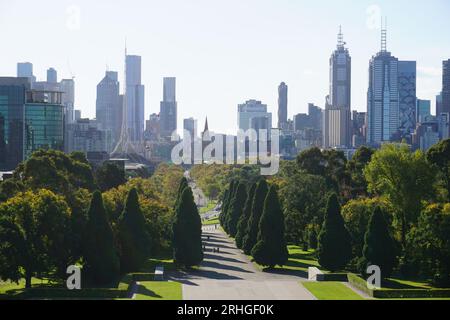 Horizon du quartier des affaires de Melbourne vu du haut de l'Anzac Memorial dans le parc Anzac. melbourne, victoria, australie Banque D'Images