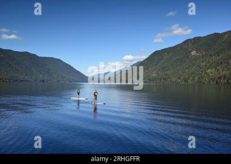 Olympic National Park, Washington - 3 août 2023 - quelques paddleboards sur l'eau claire et calme du lac Crescent un matin tranquille d'été. Banque D'Images