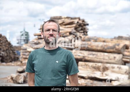 Leuna, Allemagne. 13 juillet 2023. Konrad Gebauer, responsable du développement des procédés de la nouvelle bioraffinerie de Leuna. Au lieu du pétrole, la société finlandaise UPM souhaite produire des matériaux chimiques à partir du bois. Une coopération a déjà été établie avec la société de vêtements de plein air Vaude pour une veste polaire durable. (À dpa 'veste polaire en bois - du plan de vêtements fonctionnels sans pétrole') crédit : Simon Kremer/dpa/Alamy Live News Banque D'Images