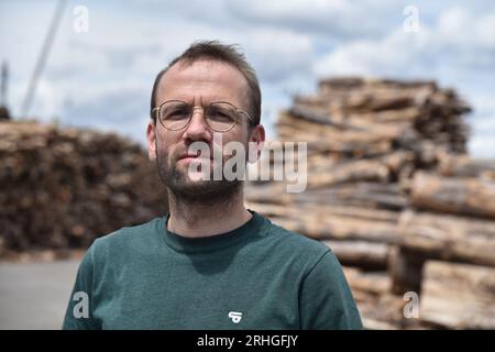 Leuna, Allemagne. 13 juillet 2023. Portrait de Konrad Gebauer, responsable du développement des procédés de la nouvelle bioraffinerie de Leuna. Au lieu du pétrole, la société finlandaise UPM souhaite produire des matériaux chimiques à partir du bois. Une coopération pour une veste polaire durable a déjà été établie avec la société de vêtements de plein air Vaude. (À dpa 'du bois au bois : sur le rêve de vêtements fonctionnels sans pétrole') crédit : Simon Kremer/dpa/Alamy Live News Banque D'Images