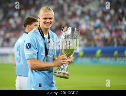 Pirée, Grèce. 16 août 2023. ERLING HAALAND, de Manchester City, célèbre, comme ils sont couronnés champions après le match de la Super coupe de l'UEFA 2023 entre Manchester City et Séville. USAGE ÉDITORIAL UNIQUEMENT ! Non destiné à UN USAGE commercial ! Banque D'Images