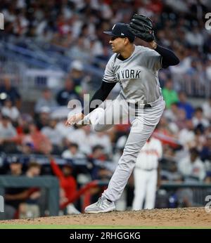 Atlanta, États-Unis. 16 août 2023. Keynan Middleton, lanceur de secours des Yankees de New York, regarde son lancer dans la huitième manche contre les Yankees de New York à Truist Park le mercredi 16 août 2023 à Atlanta, en Géorgie. Photo de Bob Andres/UPI crédit : UPI/Alamy Live News Banque D'Images