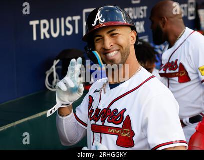 Atlanta, États-Unis. 16 août 2023. Eddie Rosario des Braves d'Atlanta célèbre ses deux courses de circuit en deuxième manche contre les Yankees de New York au Truist Park le mercredi 16 août 2023 à Atlanta, en Géorgie. Photo de Bob Andres/UPI crédit : UPI/Alamy Live News Banque D'Images