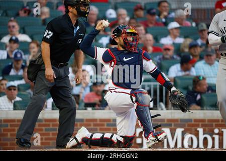 Atlanta, États-Unis. 16 août 2023. Travis d'Arnaud, le receveur des Braves d'Atlanta, joue un terrain lors de la deuxième manche contre les Yankees de New York au Truist Park le mercredi 16 août 2023 à Atlanta, en Géorgie. Photo de Bob Andres/UPI crédit : UPI/Alamy Live News Banque D'Images