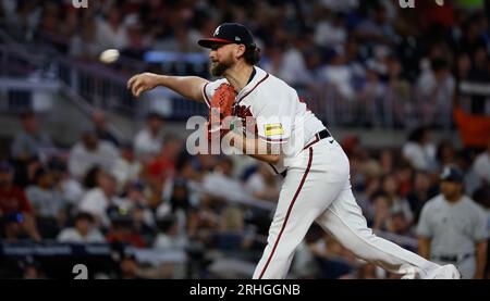 Atlanta, États-Unis. 16 août 2023. Kirby Yates, lanceur de secours des Braves d’Atlanta, lance la huitième manche contre les Yankees de New York à Truist Park le mercredi 16 août 2023 à Atlanta, en Géorgie. Photo de Bob Andres/UPI crédit : UPI/Alamy Live News Banque D'Images