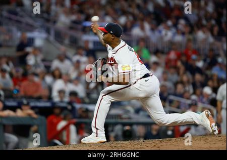 Atlanta, États-Unis. 16 août 2023. Le lanceur de secours des Braves d'Atlanta, Raisel Iglesias, lance la neuvième manche contre les Yankees de New York à Truist Park le mercredi 16 août 2023 à Atlanta, en Géorgie. Photo de Bob Andres/UPI crédit : UPI/Alamy Live News Banque D'Images