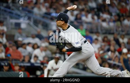 Atlanta, États-Unis. 16 août 2023. Keynan Middleton, lanceur de secours des Yankees de New York, regarde son lancer dans la huitième manche contre les Yankees de New York à Truist Park le mercredi 16 août 2023 à Atlanta, en Géorgie. Photo de Bob Andres/UPI crédit : UPI/Alamy Live News Banque D'Images