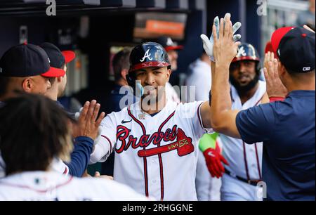 Atlanta, États-Unis. 16 août 2023. Eddie Rosario des Braves d'Atlanta célèbre ses deux courses de circuit en deuxième manche contre les Yankees de New York au Truist Park le mercredi 16 août 2023 à Atlanta, en Géorgie. Photo de Bob Andres/UPI crédit : UPI/Alamy Live News Banque D'Images