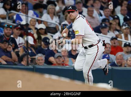 Atlanta, États-Unis. 16 août 2023. Austin Riley, troisième joueur de base des Braves d'Atlanta, lance en premier pour terminer la septième manche contre les Yankees de New York à Truist Park le mercredi 16 août 2023 à Atlanta, en Géorgie. Photo de Bob Andres/UPI crédit : UPI/Alamy Live News Banque D'Images