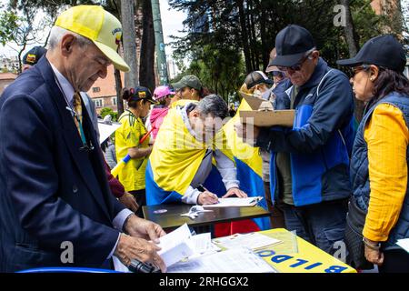 BOGOTA, COLOMBIE - 16 août 2023. Les gens signent pour le Cabildo abierto. Marche demande la destitution de Gustavo Petro. Banque D'Images