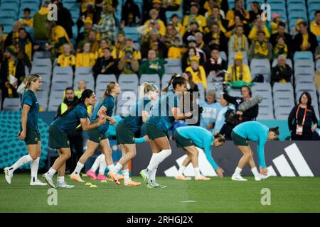 Sydney, Australie. 16 août 2023. Les joueuses australiennes s'échauffent avant le match de demi-finale de la coupe du monde féminine de la FIFA Australie et Nouvelle-Zélande 2023 entre l'Australie et l'Angleterre au Stadium Australia le 16 août 2023 à Sydney, Australie Credit : IOIO IMAGES/Alamy Live News Banque D'Images