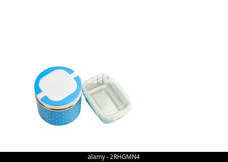 Tiffin alimentaire bleu sur fond isolé blanc Banque D'Images