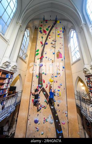 Les grimpeurs profitent du nouveau mur d'escalade ouvert par 'quartier de l'escalade' dans le 8e arrondissement, à proximité de la gare Saint-Lazare, dans un lieu totalement atypique, au cœur d'une chapelle historique du 19e siècle. Paris, France, 16 août 2023. Les Jeux Olympiques Paris 2024 se dérouleront dans la capitale française du 26 juillet au 11 août. Avec une épreuve de vitesse et une épreuve combinée Boulder & Lead à Paris, le nombre total d’épreuves médaillées pour l’escalade sportive doublera, passant de deux aux Jeux de Tokyo à quatre à Paris. Les Jeux Olympiques verront également une augmentation significative du nombre de Sport Climb Banque D'Images