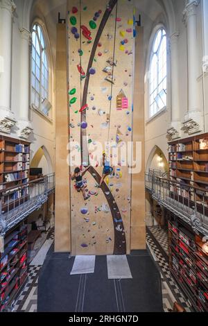 Les grimpeurs profitent du nouveau mur d'escalade ouvert par 'quartier de l'escalade' dans le 8e arrondissement, à proximité de la gare Saint-Lazare, dans un lieu totalement atypique, au cœur d'une chapelle historique du 19e siècle. Paris, France, 16 août 2023. Les Jeux Olympiques Paris 2024 se dérouleront dans la capitale française du 26 juillet au 11 août. Avec une épreuve de vitesse et une épreuve combinée Boulder & Lead à Paris, le nombre total d’épreuves médaillées pour l’escalade sportive doublera, passant de deux aux Jeux de Tokyo à quatre à Paris. Les Jeux Olympiques verront également une augmentation significative du nombre de Sport Climb Banque D'Images