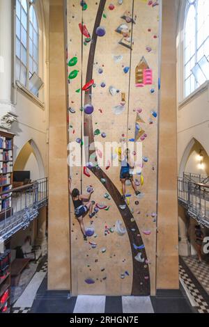 Les grimpeurs profitent du nouveau mur d'escalade ouvert par 'quartier de l'escalade' dans le 8e arrondissement, à proximité de la gare Saint-Lazare, dans un lieu totalement atypique, au cœur d'une chapelle historique du 19e siècle. Paris, France, 16 août 2023. Les Jeux Olympiques Paris 2024 se dérouleront dans la capitale française du 26 juillet au 11 août. Avec une épreuve de vitesse et une épreuve combinée Boulder & Lead à Paris, le nombre total d’épreuves médaillées pour l’escalade sportive doublera, passant de deux aux Jeux de Tokyo à quatre à Paris. Les Jeux Olympiques verront également une augmentation significative du nombre de Sport Climb Banque D'Images