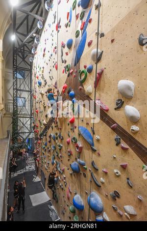 Les grimpeurs profitent du nouveau mur d'escalade ouvert par 'quartier de l'escalade' dans le 8e arrondissement, à proximité de la gare Saint-Lazare, dans un lieu totalement atypique, au cœur d'une chapelle historique du 19e siècle. Paris, France, 16 août 2023. Les Jeux Olympiques Paris 2024 se dérouleront dans la capitale française du 26 juillet au 11 août. Avec une épreuve de vitesse et une épreuve combinée Boulder & Lead à Paris, le nombre total d’épreuves médaillées pour l’escalade sportive doublera, passant de deux aux Jeux de Tokyo à quatre à Paris. Les Jeux Olympiques verront également une augmentation significative du nombre de Sport Climb Banque D'Images