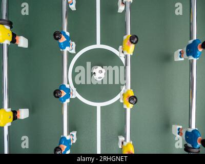 Gros plan de quelques joueurs et un ballon de football sur une table de baby-foot. Football de société. Banque D'Images