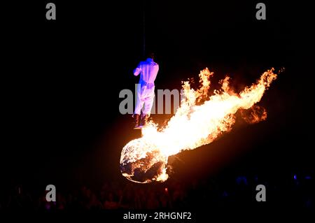 Prague, République tchèque. 16 août 2023. La 20e édition du festival international du cirque contemporain et du théâtre Letni Letna a débuté par la performance tchèque-suédoise hommage au nouveau cirque/Aquanauts, le 16 août 2023, à Prague, en République tchèque. Crédit : Katerina Sulova/CTK photo/Alamy Live News Banque D'Images