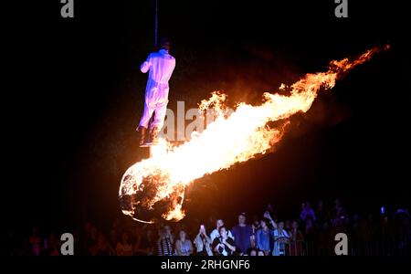 Prague, République tchèque. 16 août 2023. La 20e édition du festival international du cirque contemporain et du théâtre Letni Letna a débuté par la performance tchèque-suédoise hommage au nouveau cirque/Aquanauts, le 16 août 2023, à Prague, en République tchèque. Crédit : Katerina Sulova/CTK photo/Alamy Live News Banque D'Images