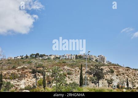 Vue de la région de Haïfa sur la pente de la montagne contre le ciel avec des nuages. Banque D'Images