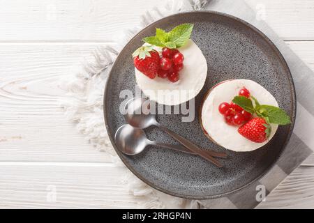 Le gâteau Fraisier à la fraise française se compose de couches d'éponge beurrées remplies de mousseline crème soyeuse closeup sur l'assiette sur la table. Haut horizontal Banque D'Images