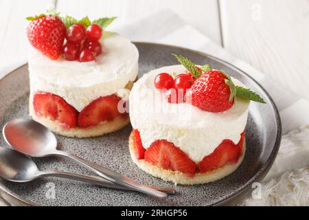 Gâteau de mousse fraisier maison à la fraise closeup sur l'assiette sur la table. Horizontal Banque D'Images